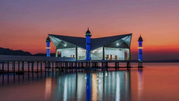 Masjid Terapung yang berada di kawasan Pantai Amahami, Kota Bima. (Dok. Dina Pariwisata Kota Bima)