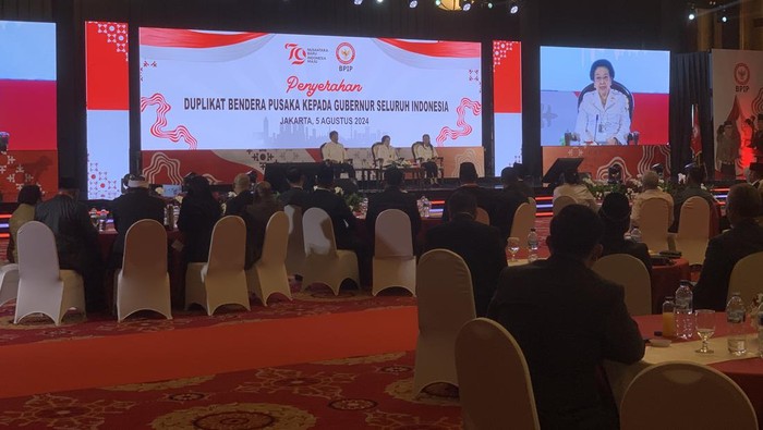 Presiden RI ke-5 Megawati Soekarnoputri menghadir penyerahan duplikat bendera pusaka kepada seluruh kepala daerah se-Indonesia. Agenda ini digelar oleh Badan Pembinaan Ideologi Pancasila (BPIP) di Balai Samudra, Jakarta, Senin (5/8/2024).
