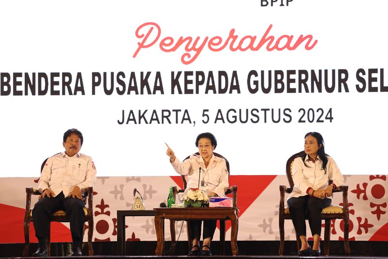 Megawati saat memberikan pengarahan dalam acara penyerahan duplikat bendera pusaka kepada kepala daerah se-Indonesia di Balai Samudera, Jakarta, Senin (5/8/2024).