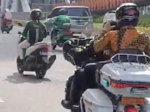 Aksi 2 Menteri Numpang Motor Patwal Gara-gara Kena Macet ke Istana