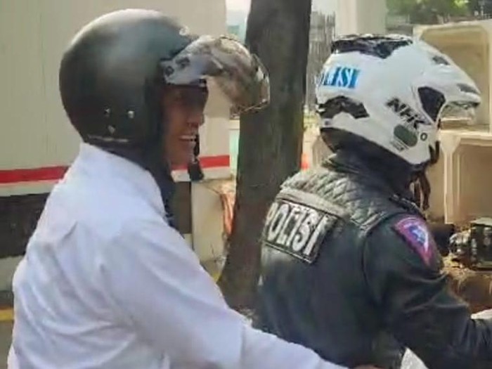 Mentan Amran Sulaiman naik motor patwal saat menghindari macet di Kuningan, Jakarta, 5/8/2024.