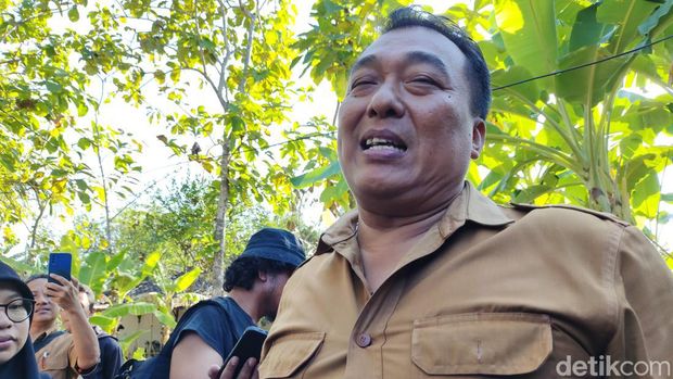 Penampakan kondisi rumah Sarno eks Militer Sukarela di Genjahan, Gunungkidul, serta Lurah Genjahan Agung Nugroho saat ditemui Senin (5/8/2024).
