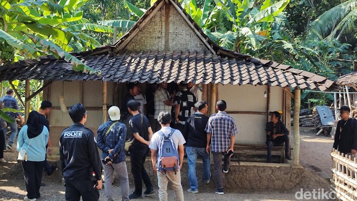 Penampakan kondisi rumah Sarno eks Militer Sukarela di Genjahan, Gunungkidul, serta Lurah Genjahan Agung Nugroho saat ditemui Senin (5/8/2024).