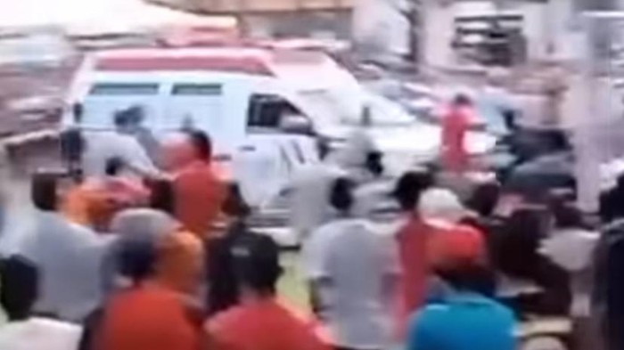 Mobil ambulans mengantar satu pemain cedera dalam pertandingan tarkam di Lutim, Sulsel.