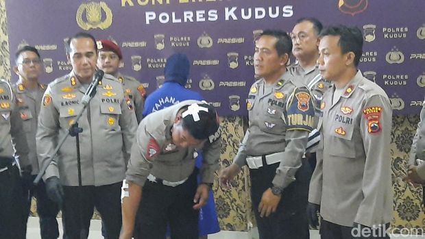 Aipda Supriyadi saat menceritakan detik-detik ia tertabrak Calya merah hingga tersangkut di kap dan terbawa sejauh 1 km di Mapolres Kudus, Senin (5/8/2024).