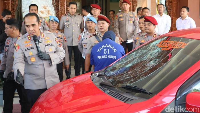 Penampakan mobil merah yang digunakan pelaku menabrak polisi dan pemotor saat dihadirkan di Mapolres Kudus, Senin (5/8/2024).