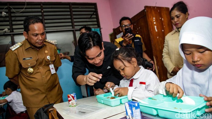 Wakil presiden terpilih Gibran Rakabuming Raka mengecek uji makan bergizi gratis di SD 4 Kota Tangerang, Banten, Senin (5/8/2024).