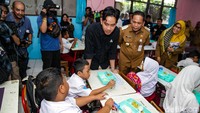 Wakil presiden terpilih Gibran Rakabuming Raka mengecek uji makan bergizi gratis di SD 4 Kota Tangerang, Banten, Senin (5/8/2024).