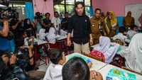 Gibran sudah 2 minggu berada di Jakarta dan melakukan kunjungan ke sejumlah lokasi untuk melihat uji coba program makan gratis tersebut.