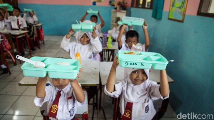 Wakil presiden terpilih Gibran Rakabuming Raka mengecek uji makan bergizi gratis di SD 4 Kota Tangerang, Banten, Senin (5/8/2024).