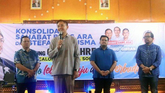 Momen Gusti Bhre Dapat Dukungan untuk Maju Pilwalkot Solo KGPAA Mangkunegara X atau Gusti Bhre, hadiri konsolidasi dengan relawan Sahabat Bang Ara di Kota Solo. Acara itu untuk mendukung Mangkunegara X maju di Pilkada Kota Solo 2024.