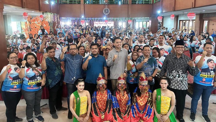 Momen Gusti Bhre Dapat Dukungan untuk Maju Pilwalkot Solo KGPAA Mangkunegara X atau Gusti Bhre, hadiri konsolidasi dengan relawan Sahabat Bang Ara di Kota Solo. Acara itu untuk mendukung Mangkunegara X maju di Pilkada Kota Solo 2024.