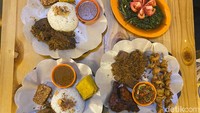 Lauk yang ditawarkan cukup bervariasi. Mulai dari lele goreng, nila goreng, ayam bakar, hingga paru goreng. Menu per paket ini sudah disajikan komplet. Seporsinya mendapatkan serundeng, tahu tempe goreng, lalapan, dan 2 jenis sambal. Foto: detikFood/Yenny Mustika Sari