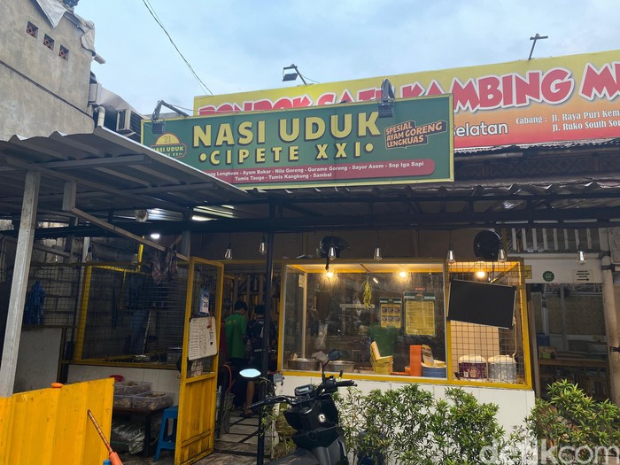 Nasi Uduk Cipete 21 Nasi Uduk Cipete 21, nasi uduk gurih harum dengan lauk ayam goreng hingga paru goreng.