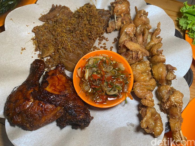 Nasi Uduk Cipete 21, nasi uduk gurih harum dengan lauk ayam goreng hingga paru goreng.