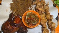 Selain menu paket, Nasi Uduk Cipete 21 juga menawarkan aneka lauk tambahan yang dapat dibeli terpisah. Kami pun menambah beberapa lauk yang menarik untuk dicoba. Di antaranya ada menu ayam bakar, empal goreng, sate kulit, dan tumis kangkung. Foto: detikFood/Yenny Mustika Sari