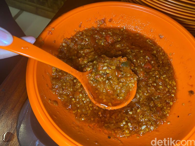 Nasi Uduk Cipete 21, nasi uduk gurih harum dengan lauk ayam goreng hingga paru goreng.
