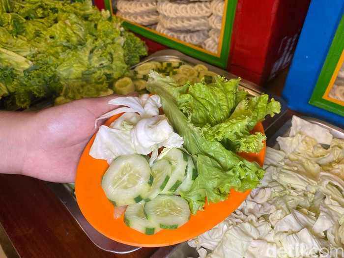 Nasi Uduk Cipete 21, nasi uduk gurih harum dengan lauk ayam goreng hingga paru goreng.