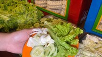 Lalapan dan sambal bawangnya bisa diambil bebas. Namun, pastikan kalau mengambil secukupnya agar tak terbuang sia-sia. SFoto: detikFood/Yenny Mustika Sari