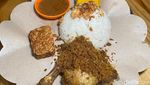 Nasi Uduk Lauk Ayam hingga Paru Serundeng Enak Ada di Cipete