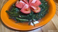 Tumis kangkung ini juga bisa menjadi lauk pendamping yang sedap. Apalagi dimasaknya dadakan, jadi terasa segarnya. Foto: detikFood/Yenny Mustika Sari