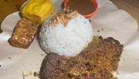 Paru gorengnya juga memikat selera kami. Potongan parunya cukup besar, untuk tekstur dibuat basah jadi terasa kenyalnya. Aromanya tidak amis sama sekali, jadi enak dinikmati. Foto: detikFood/Yenny Mustika Sari