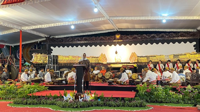Pagelaran wayang kulit di Alun-aun Klaten diikuti ribuan warga.