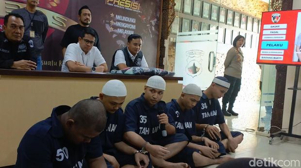 Para anggota perguruan silat yang keroyok warga Semarang dihadirkan di Polrestabes Semarang.