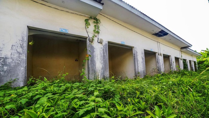 Kondisi kios bangunan pasar yang terbengkalai di Pasar Kawasan Penunjang Wisata (KPW) Banten Lama, Kota Serang, Banten, Sabtu (3/8/2024). Pasar KPW yang bertujuan untuk menunjang UMKM di kawasan wisata kompleks Banten Lama yang dibangun pada tahun 2019 dengan anggaran APBD mencapai Rp34 miliar tersebut kondisinya kini terbengkalai dan tidak difungsikan. ANTARA FOTO/Muhammad Bagus Khoirunas/aww.