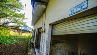 Kios-kios di pasar itu tampak kosong melompong.