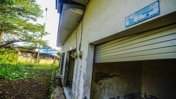 Kondisi kios bangunan pasar yang terbengkalai di Pasar Kawasan Penunjang Wisata (KPW) Banten Lama, Kota Serang, Banten, Sabtu (3/8/2024). Pasar KPW yang bertujuan untuk menunjang UMKM di kawasan wisata kompleks Banten Lama yang dibangun pada tahun 2019 dengan anggaran APBD mencapai Rp34 miliar tersebut kondisinya kini terbengkalai dan tidak difungsikan. ANTARA FOTO/Muhammad Bagus Khoirunas/aww.