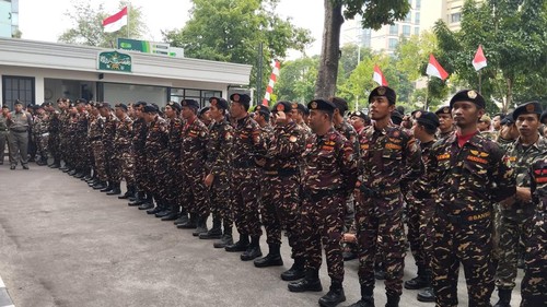 Pasukan Banser menjaga kantor PBNU di Jakarta.