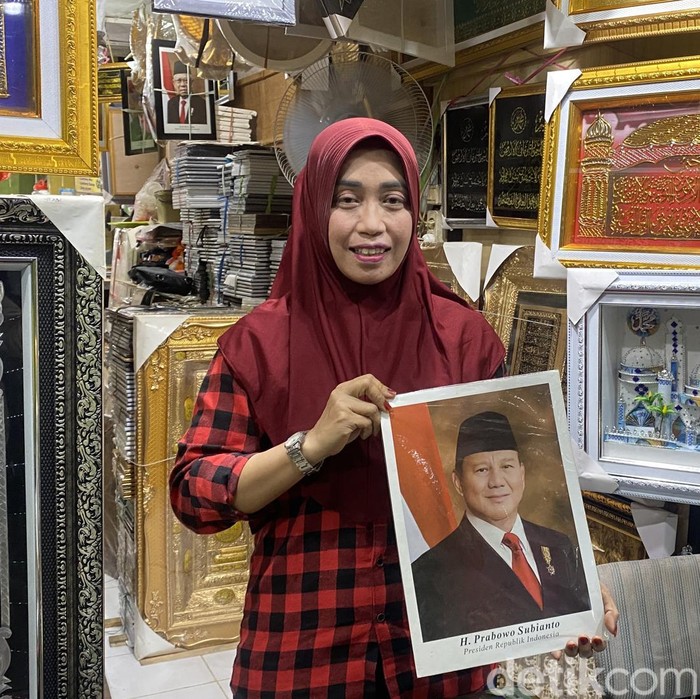 Pedagang Pigura di Surabaya Mulai Kebanjiran Pesanan Foto Prabowo-Gibran