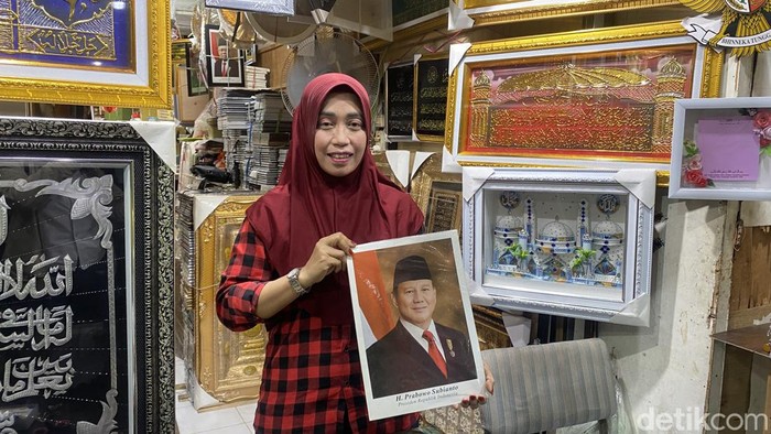 Pedagang Pigura di Surabaya Mulai Kebanjiran Pesanan Foto Prabowo-Gibran Pedagang Pigura di Surabaya Mulai Kebanjiran Pesanan Foto Prabowo-Gibran