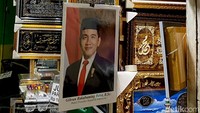 Bahkan salah satu toko pigura di Jalan Kranggan, Surabaya ini juga mengirim di bingkai foto Prabowo-Gibran ke beberapa daerah di luar Jawa.
