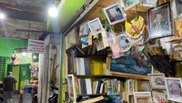 Pigura dan foto yang dijual berukuran sekitar 25x30 cm dengan harga mulai dari Rp 50 ribu.