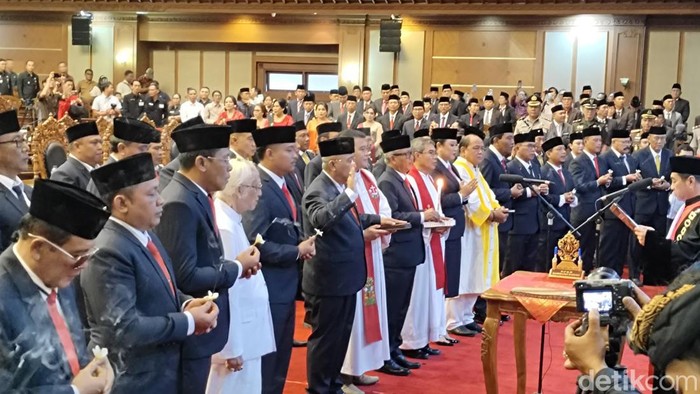 Pelantikan 45 anggota DPRD Badung di Ruang Sidang Utama Gosana DPRD di Pusat Pemerintahan (Puspem) Badung, Senin (5/8/2024). (Agus Eka Purna Negara/detikBali)
