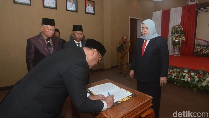 Bupati Bima, Indah Dhamayanti Putri menyaksikan penandatanganan Adel Linggiardi dilantik sebagai Sekda Kabupaten Bima, Senin, (5/8/2024).