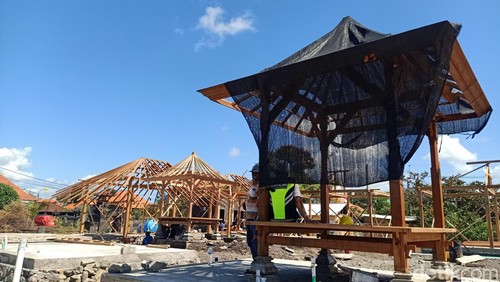 Pembangunan Kampung Kuliner Seafood di Lapangan Wayan Bulit, Serangan, Denpasar, Bali, Senin (5/8/2024)