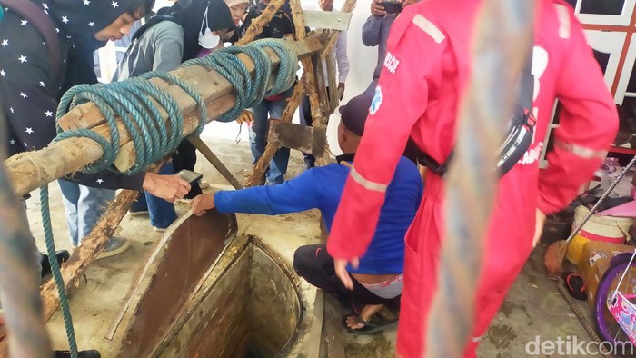 Seorang pembersih sumur meninggal dunia saat terjebak di dalam sumur. Korban meninggal dunia setelah sempat dilarikan ke rumah sakit.