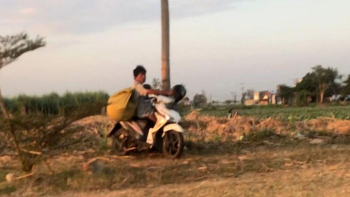 Penampakan pemotor di Tulungagung yang oiduga onani si atas motornya