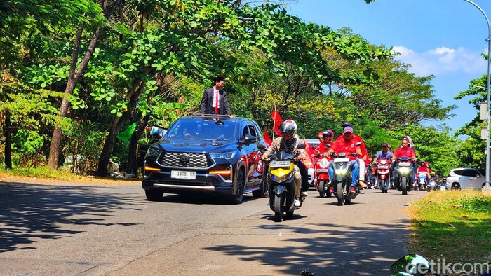 Pendukung anggota DPRD Sukabumi saat mengantar jagoannya dilantik