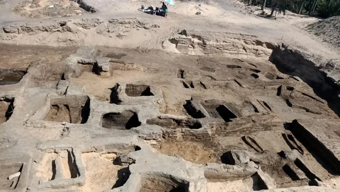 Penemuan 63 makam kuno dan artefak emas di Mesir