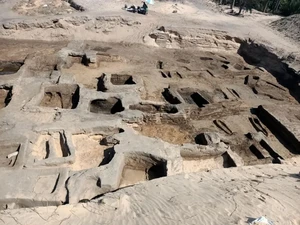Temuan Puluhan Makam Kuno hingga Jimat di Mesir