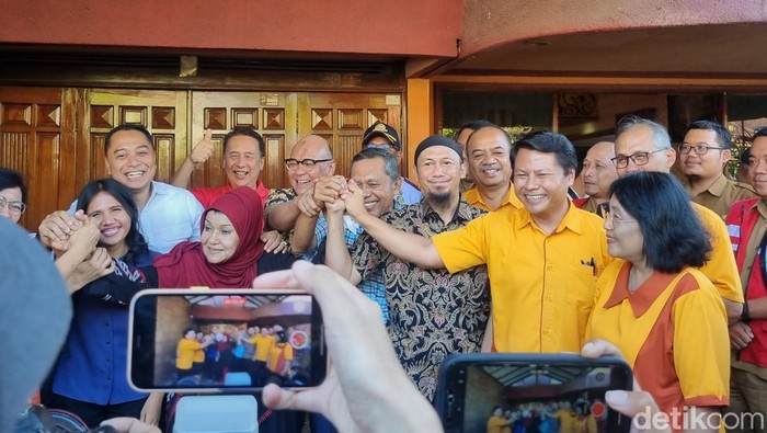 Pengurus 3 RW di Perumahan Tompotika Manyar telah berdamai dengan pengelola Sekolah Petra Surabaya. Mereka berfoto bersama Walkot Eri Cahyadi.
