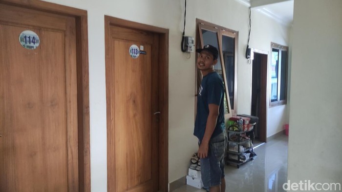 Penjaga kos menunjukkan kamar LC yang ditemukan tewas di Sidoarjo