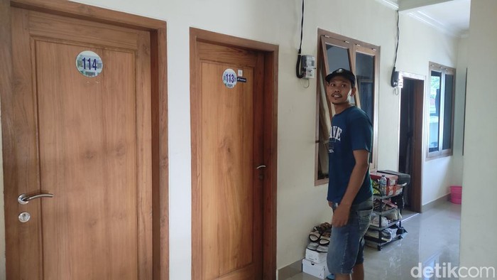 Penjaga kos menunjukkan kamar LC yang ditemukan tewas di Sidoarjo