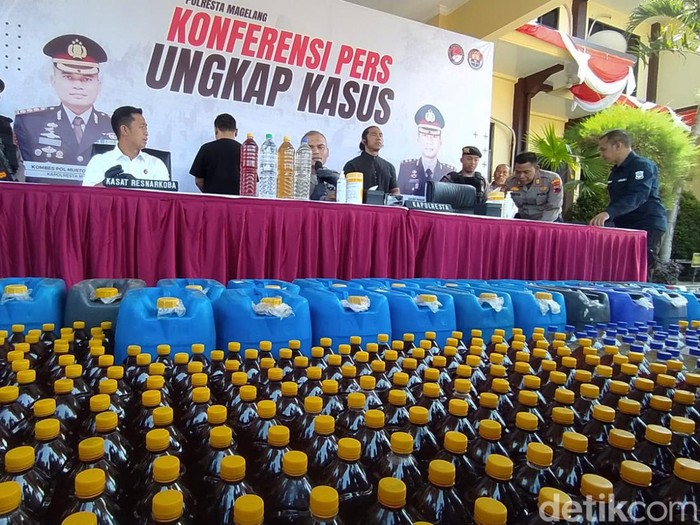 Penampakan ribuan liter ciu yang dibeli warga Kota Magelang dari Bekonang, Sukoharjo, saat rilis di Mapolresta Magelang, Senin (5/8/2024).