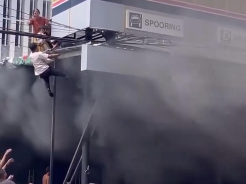 Penyelamatan dramatis balita dan wanita yang terjebak kebakaran bengkel mobil di Kupang, NTT, Senin (5/8/2024).