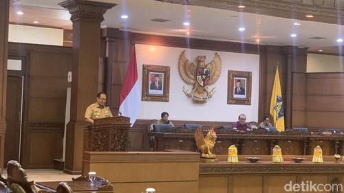 Pj Gubernur Bali Sang Made Mahendra Jaya saat memaparkan jawaban terkait Raperda Perlindungan dan Pemberdayaan Peternak dalam rapat paripurna DPRD Bali, Senin (5/8/2024). (Rizki Setyo Samudero/detikBali)